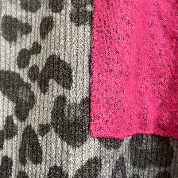 Honeyme Curvy Gray Animal Print With Pink Contrast Oversized XL Top - Picture 5 of 5